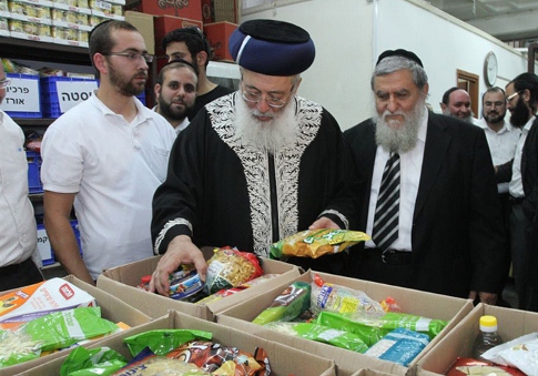 הרב הראשי עמר עם הרב יוסף כהן בוחנים את המזון בחנוכת המרכז החדש בירושלים(צילום:יח"צ)